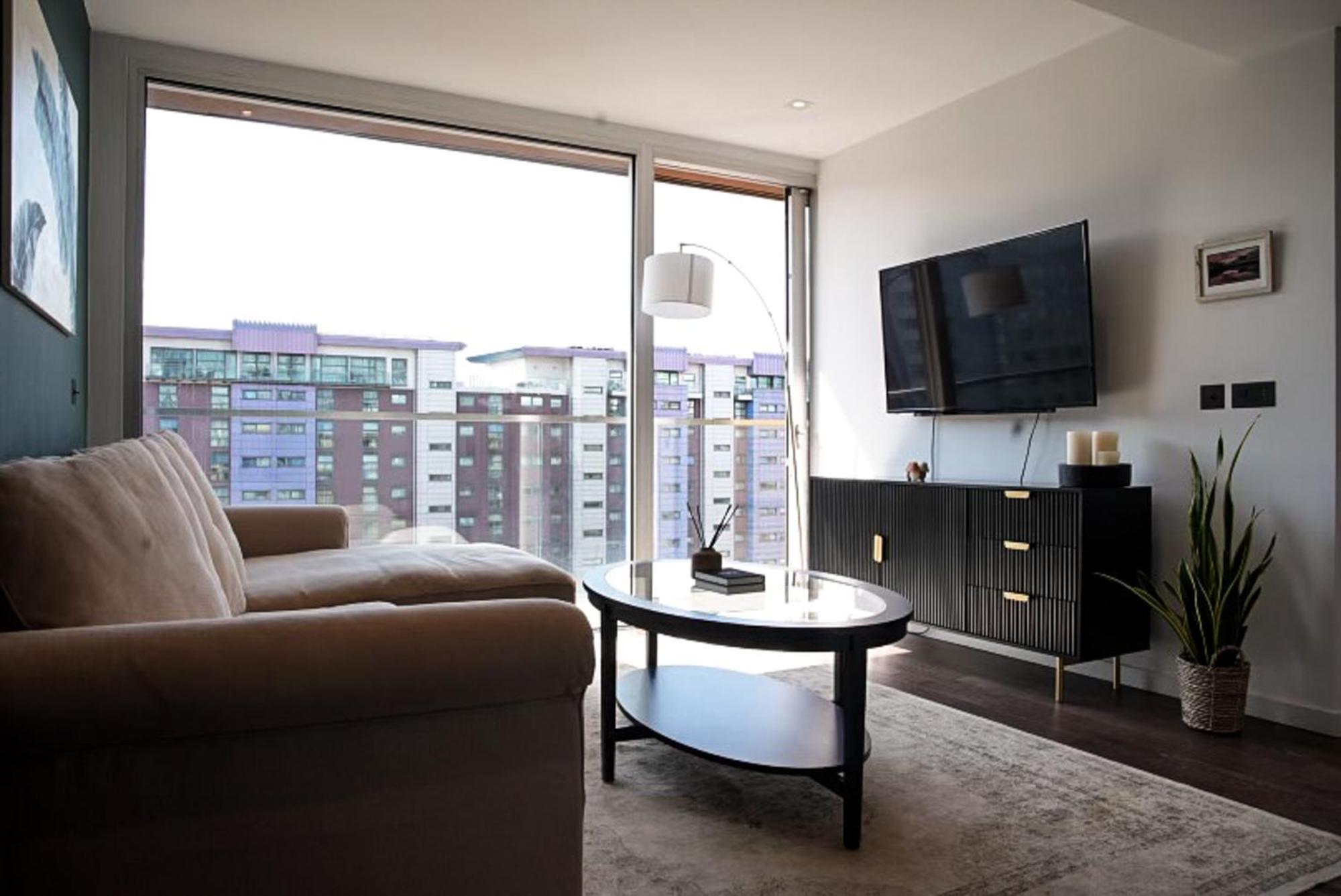 Chic Luxury Living In Battersea Power Station Apartment London Exterior photo